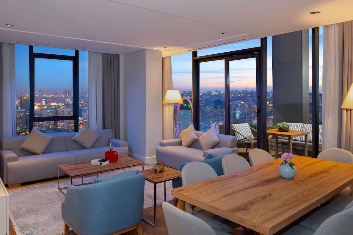 Huoneisto, 4 makuuhuonetta (Sky Villa) | Tallelokero huoneessa, työpöytä, pimennysverhot, silitysrauta/-lauta