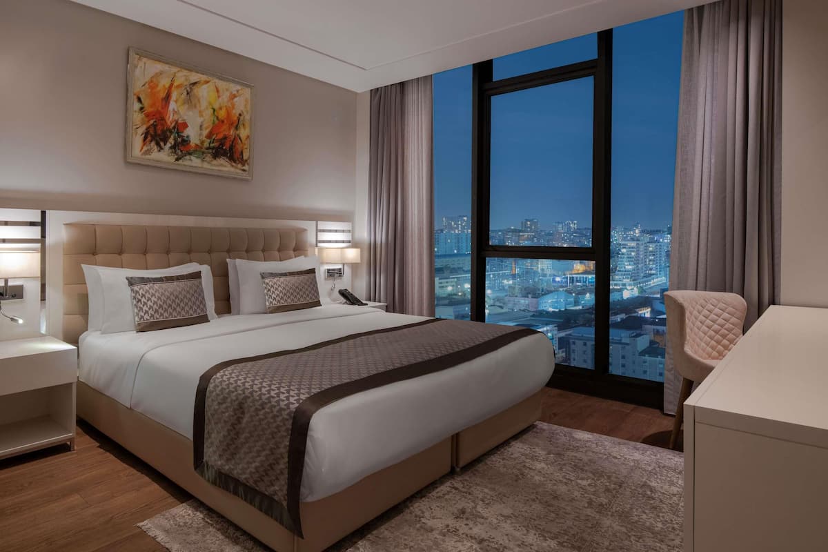 Két bảo mật tại phòng, bàn, màn/rèm cản sáng, bàn ủi/dụng cụ ủi quần áo