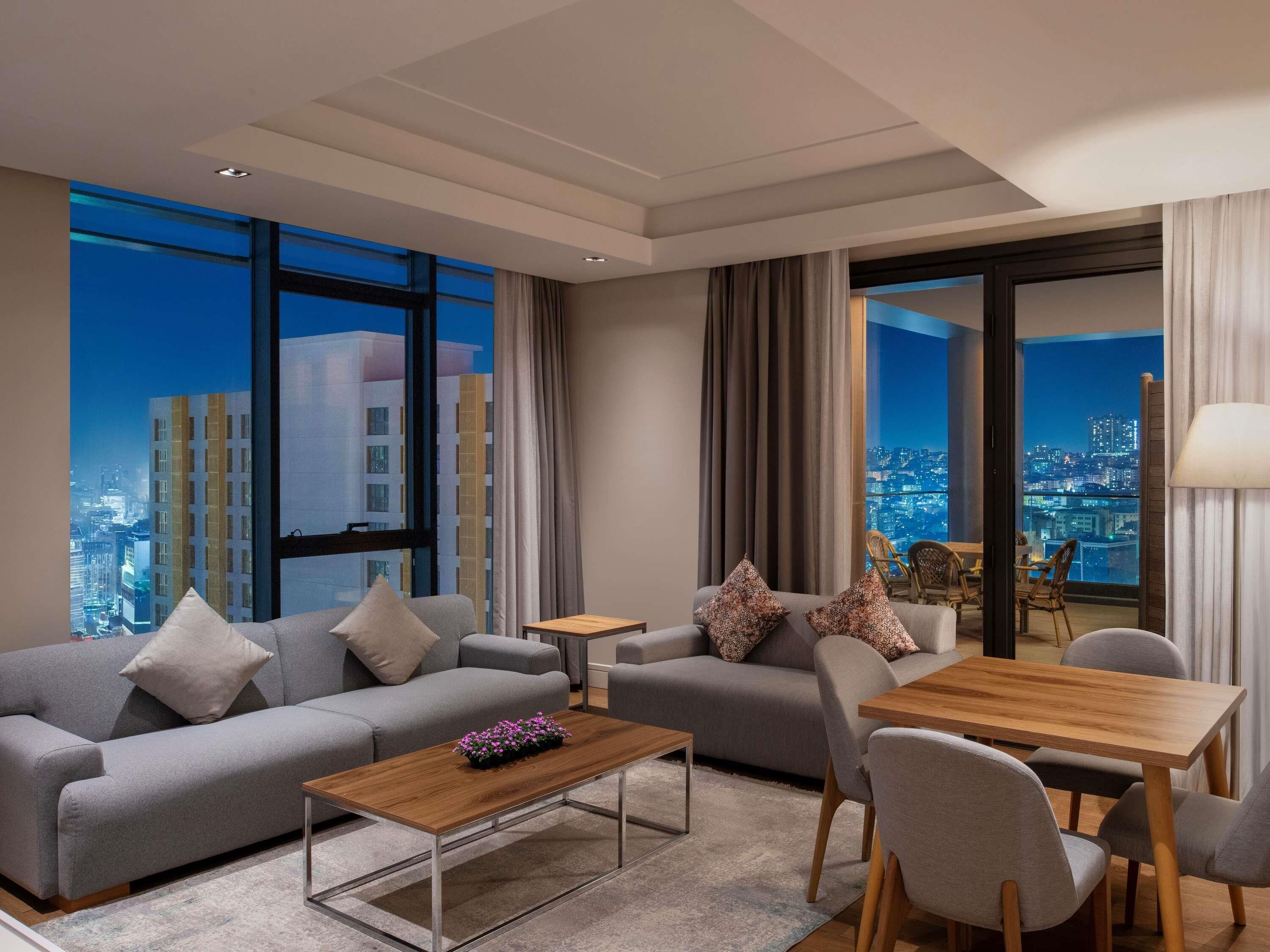 豪華公寓, 2 間臥室, 露台 | 客房內保險箱、書桌、遮光布/窗簾、熨斗/熨衣板