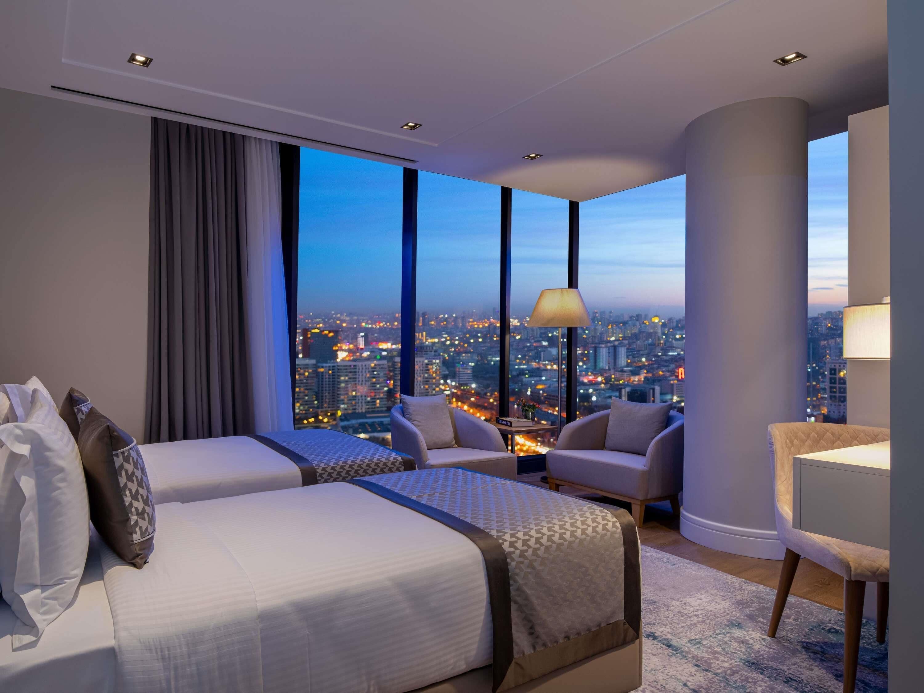 Appartement, 3 chambres (Sky Villa) | Coffres-forts dans les chambres, bureau, rideaux occultants