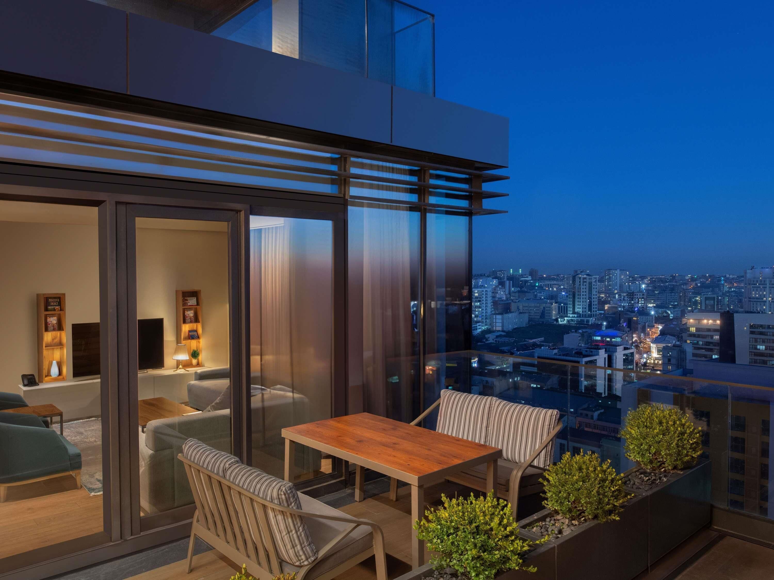 Appartement, 4 chambres (Sky Villa) | Coffres-forts dans les chambres, bureau, rideaux occultants