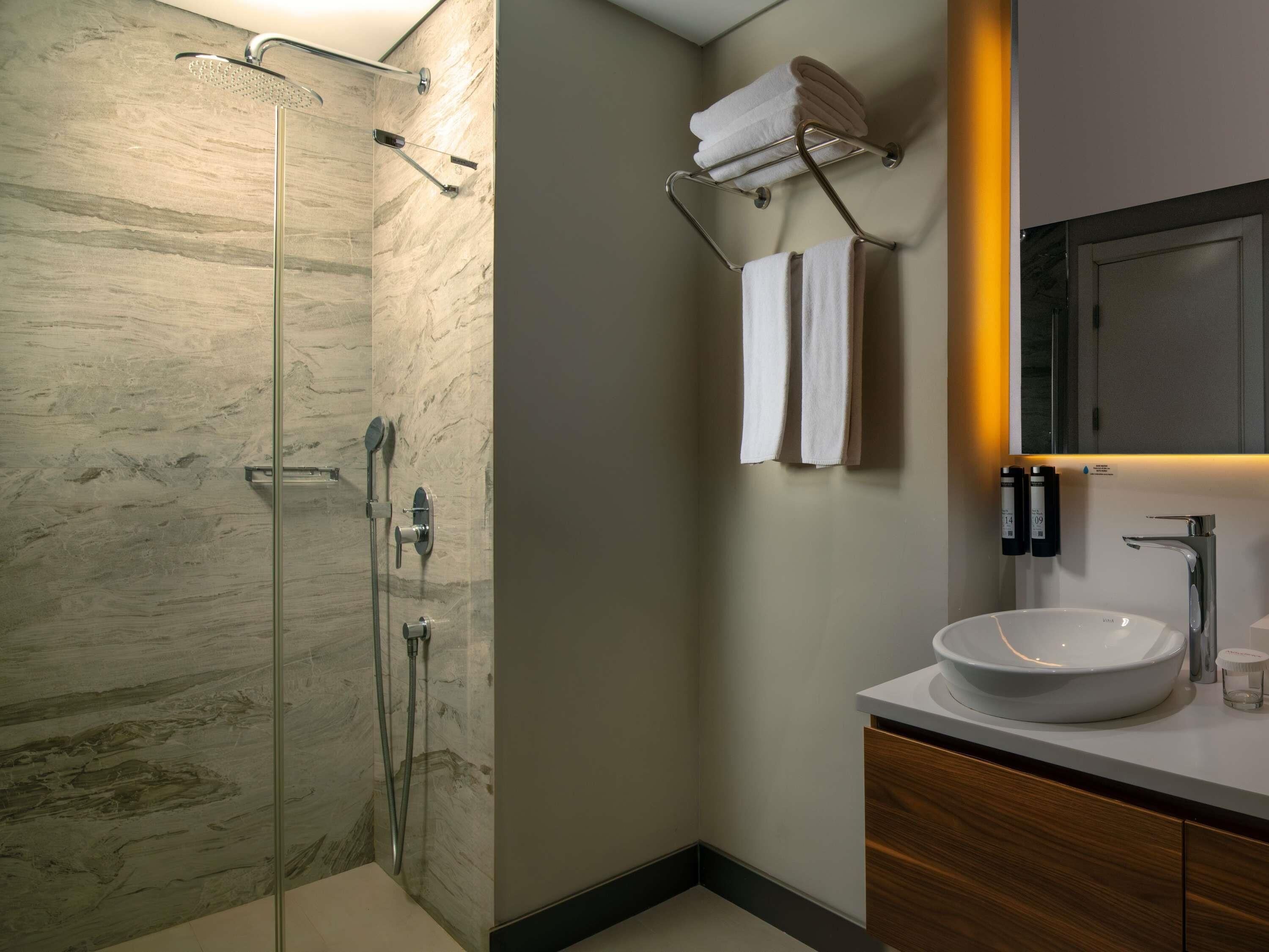 Caja de seguridad en la habitación, escritorio y cortinas blackout 