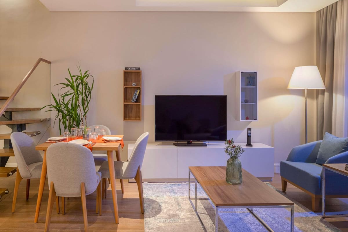 Huoneisto, 2 makuuhuonetta (Sky Duplex) | Tallelokero huoneessa, työpöytä, pimennysverhot, silitysrauta/-lauta