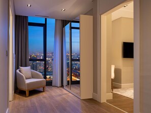 Apartamento, 3 quartos (Sky Villa) | Cofres nos quartos, escrivaninha, cortinas blackout