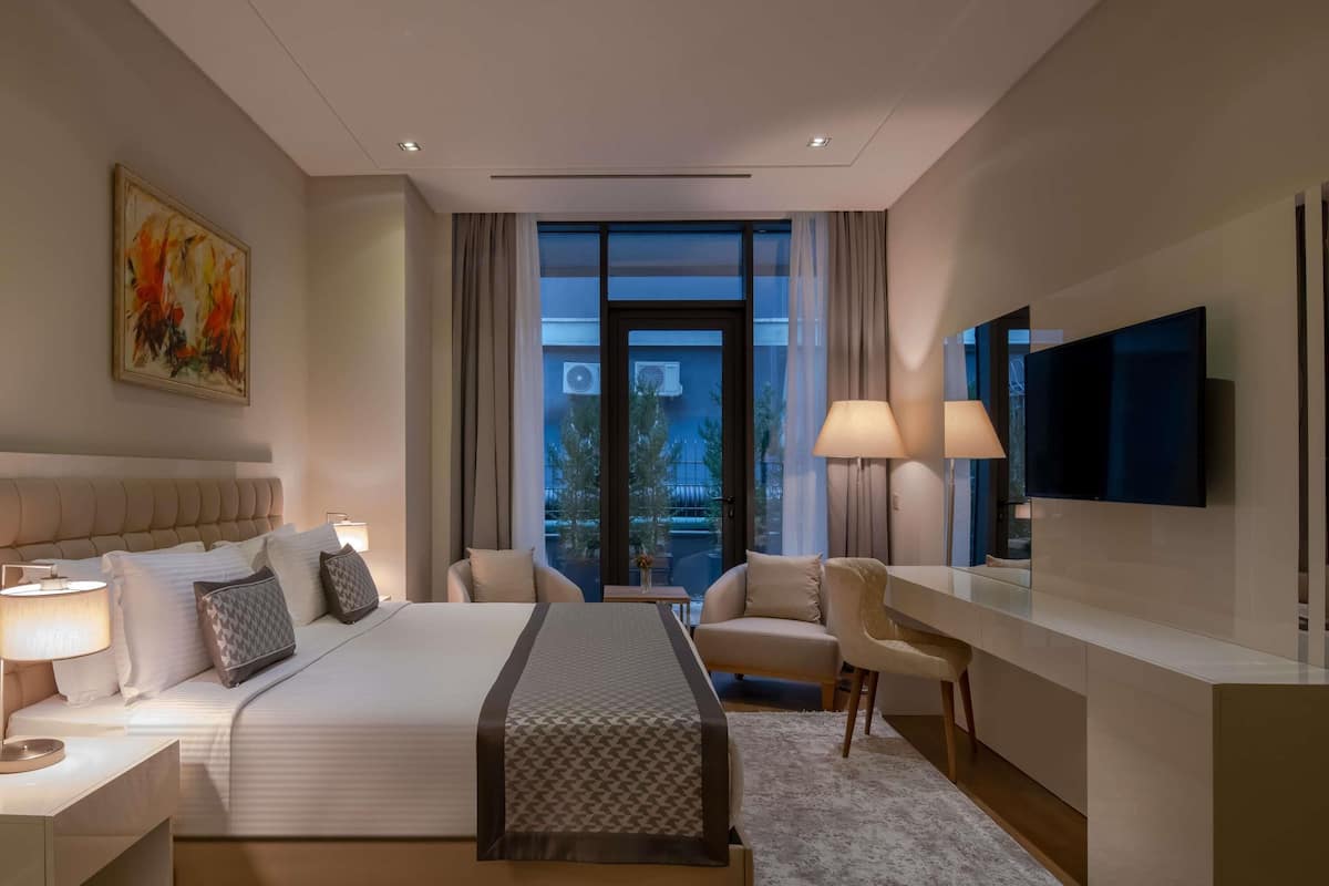 Két bảo mật tại phòng, bàn, màn/rèm cản sáng, bàn ủi/dụng cụ ủi quần áo