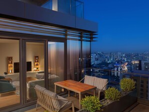 Caja de seguridad en la habitación, escritorio y cortinas blackout