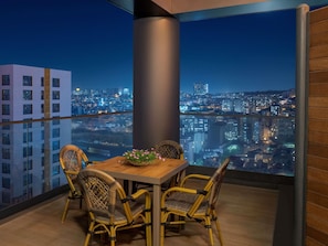 Appartement Deluxe, 2 chambres, terrasse | Coffre-fort, bureau, rideaux dâobscurcissement
