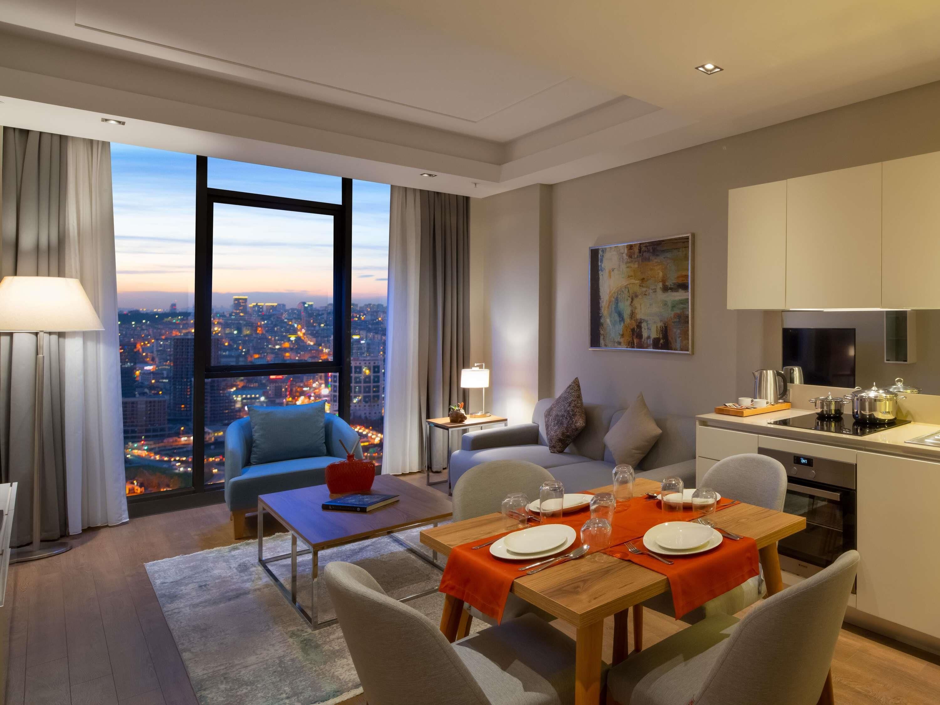 豪華公寓, 1 間臥室 | 客房內保險箱、書桌、遮光布/窗簾、熨斗/熨衣板