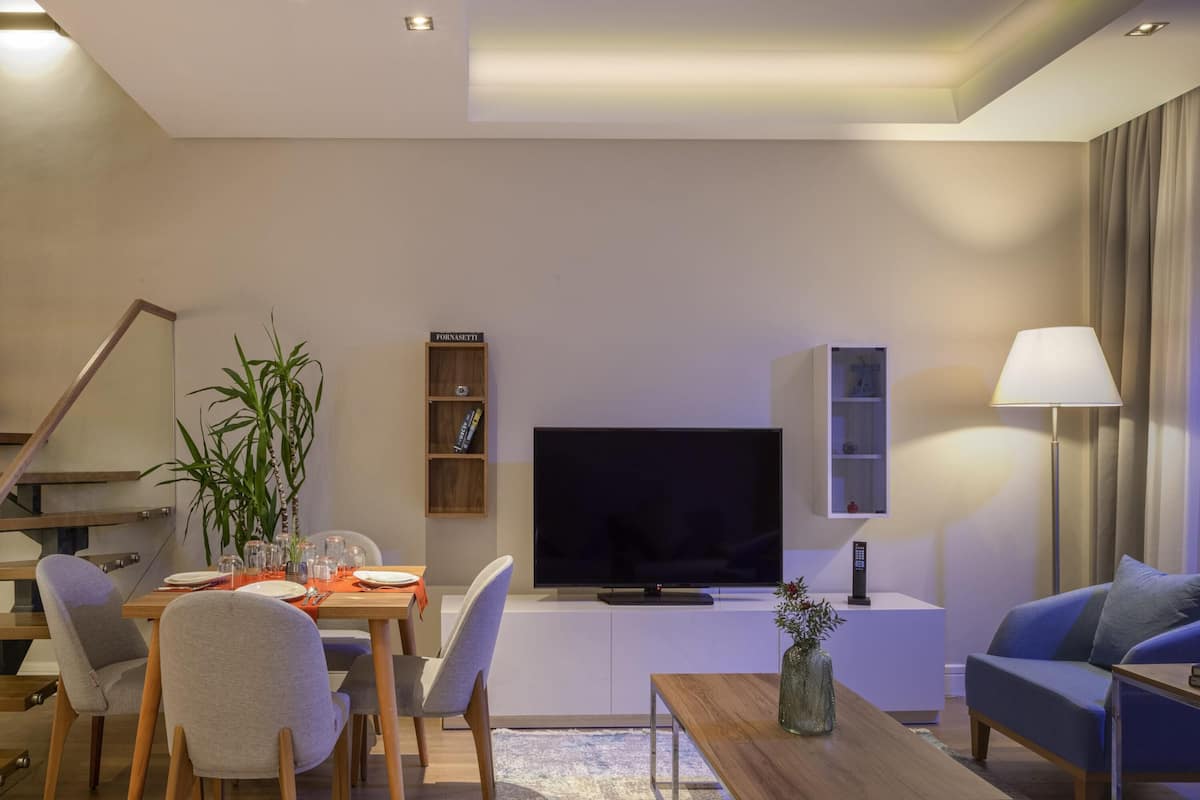 Huoneisto, 2 makuuhuonetta (Sky Duplex) | Tallelokero huoneessa, työpöytä, pimennysverhot, silitysrauta/-lauta