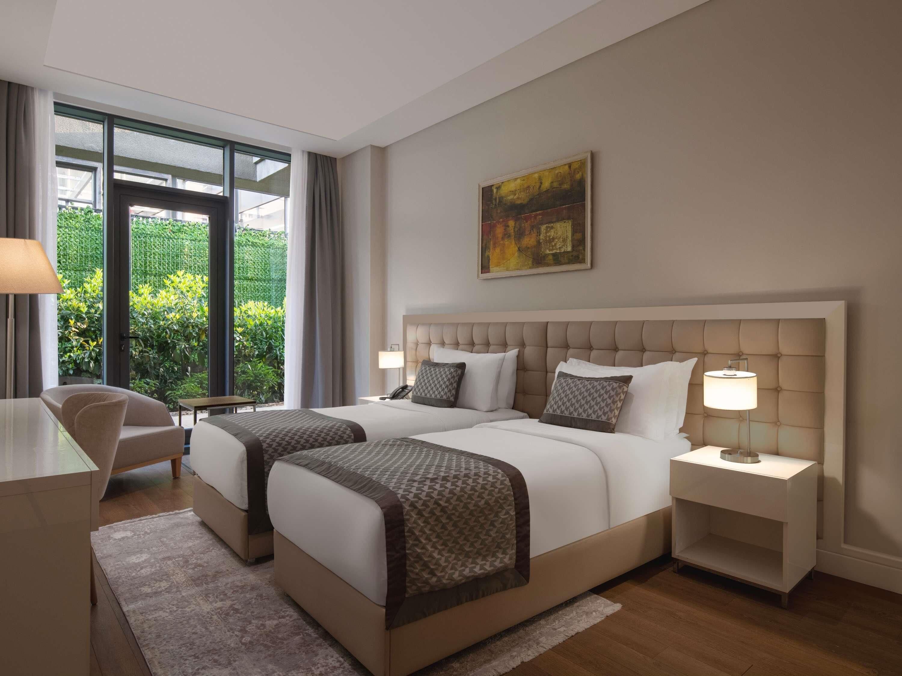 Caja de seguridad en la habitación, escritorio y cortinas blackout 