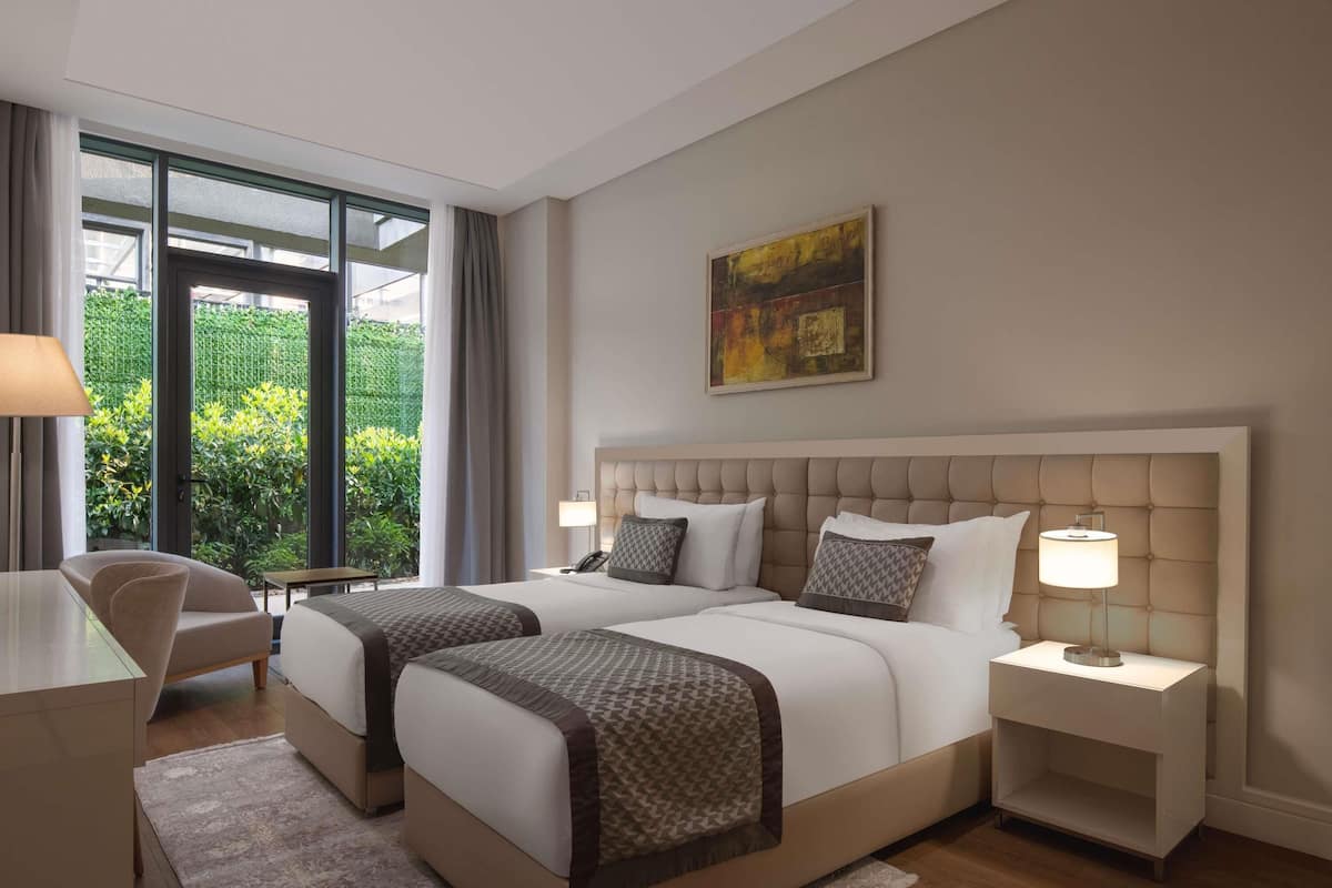 Caja de seguridad en la habitación, escritorio y cortinas blackout