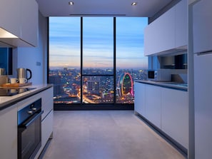 Caja de seguridad en la habitación, escritorio y cortinas blackout