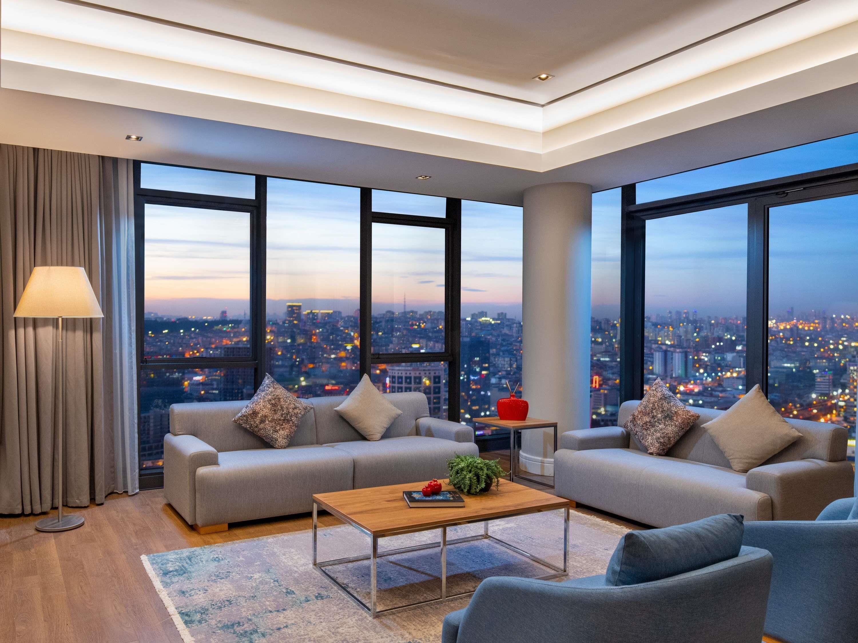 Caja de seguridad en la habitación, escritorio y cortinas blackout 