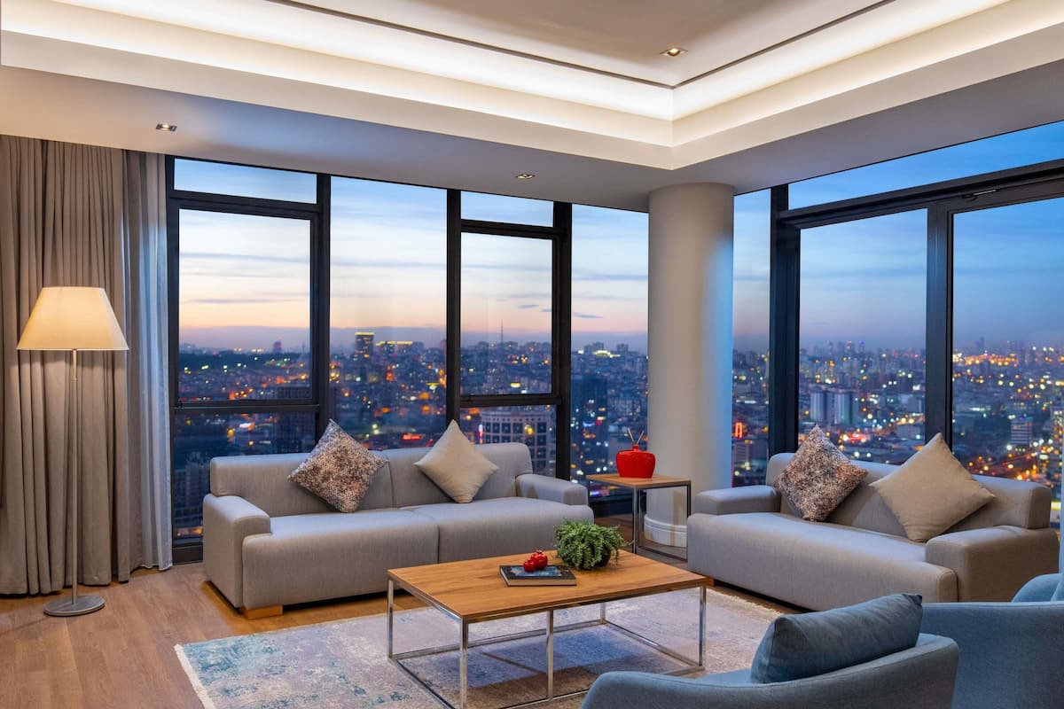 Két bảo mật tại phòng, bàn, màn/rèm cản sáng, bàn ủi/dụng cụ ủi quần áo