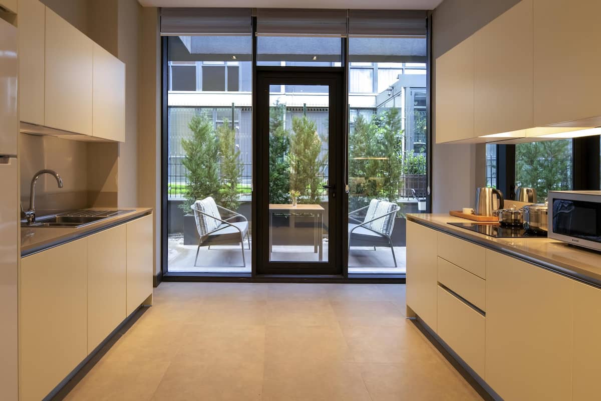 Villa - 3 soveværelser (Garden Villa) | Pengeskab på værelset, skrivebord, mørklægningsgardiner