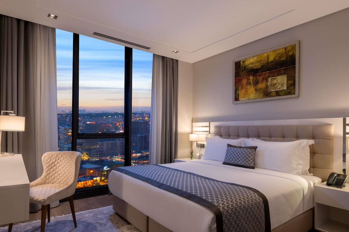 Két bảo mật tại phòng, bàn, màn/rèm cản sáng, bàn ủi/dụng cụ ủi quần áo