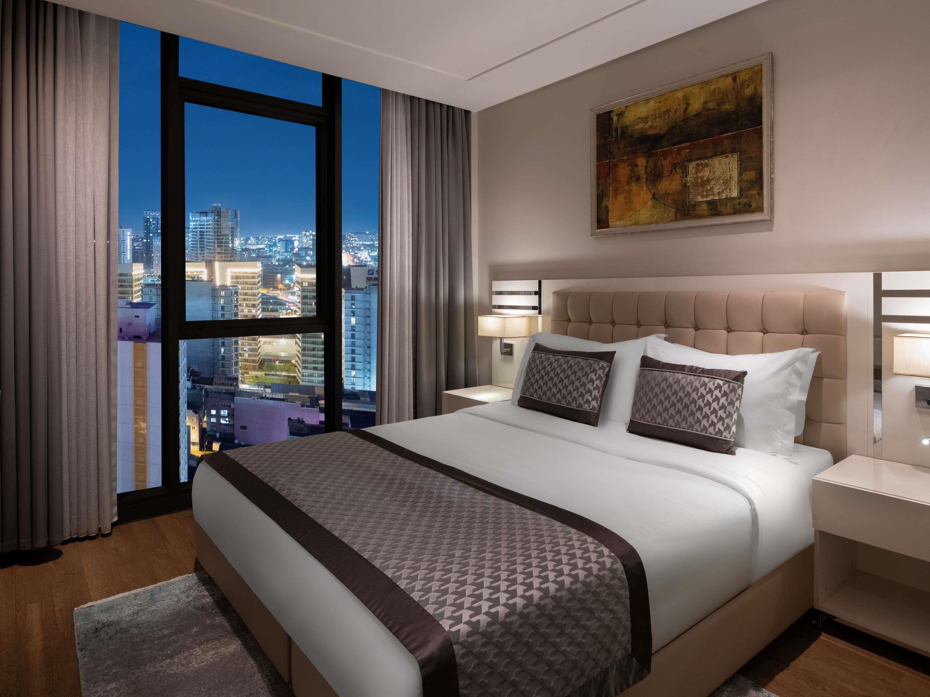 Caja de seguridad en la habitación, escritorio y cortinas blackout 