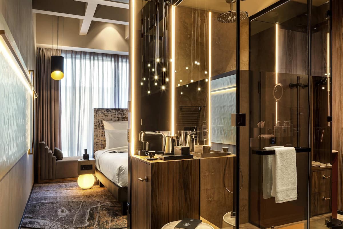 Superior Room, 1 King Bed | Hypo-allergenic bedding, minibar, in-room safe, blackout drapes