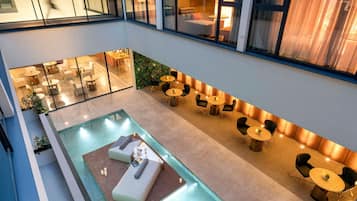 Champagner-Bar, Blick auf den Garten, täglich geöffnet