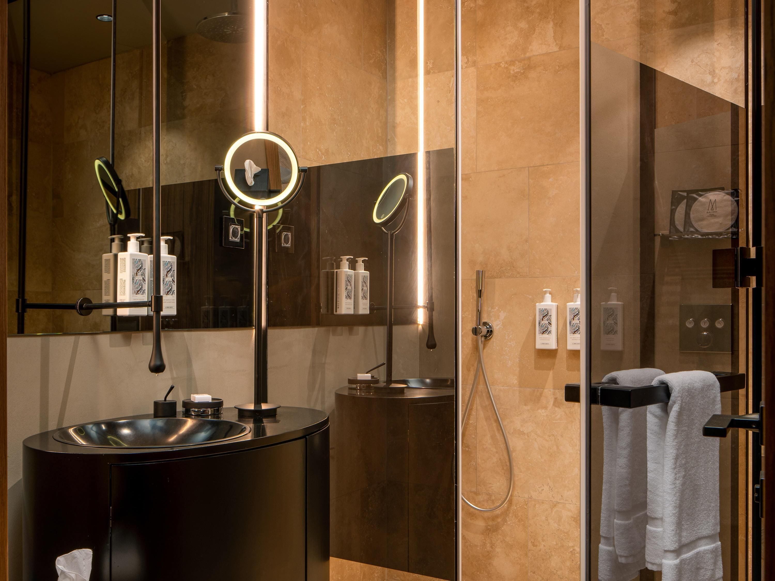 Literie hypoallergénique, minibar, coffres-forts dans les chambres