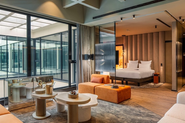 Executive-Suite, 1 King-Bett (Philippopolis) | Allergikerbettwaren, Minibar, Zimmersafe, Verdunkelungsvorhänge