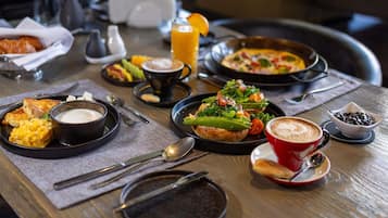 Komplett frukost varje dag (EUR 25 per person)