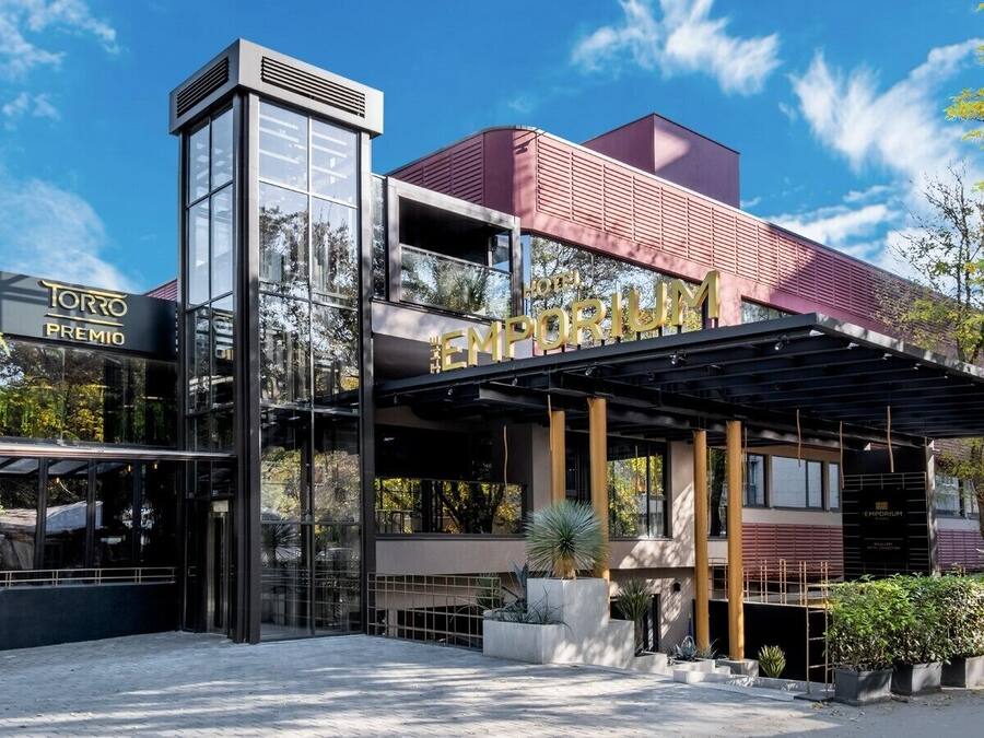 Un edificio moderno con fachada de vidrio y un letrero que dice "TORRO PREMIO".