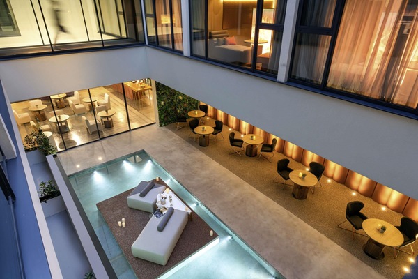 Champagnebar, utsikt mot hagen, åpen hver dag