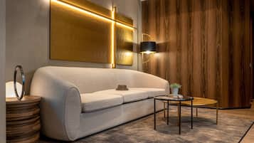Suite Deluxe, 1 cama de matrimonio grande | 1 dormitorio, ropa de cama hipoalergénica, minibar y caja fuerte