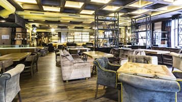 2 restaurants, breakfast, lunch, dinner served; international cuisine