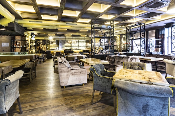 2 restaurants; breakfast, lunch, dinner, and brunch served
