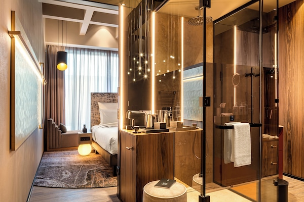 Superior Room, 1 King Bed | Bathroom | Eco-friendly toiletries, hair dryer, bathrobes, slippers
