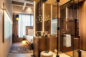Habitación superior, 1 cama King size | Baño | Amenidades de baño ecológicas, secadora de cabello, batas, pantuflas 