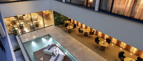 Bar Ă champagne, vue sur le jardin, ouvert tous les jours