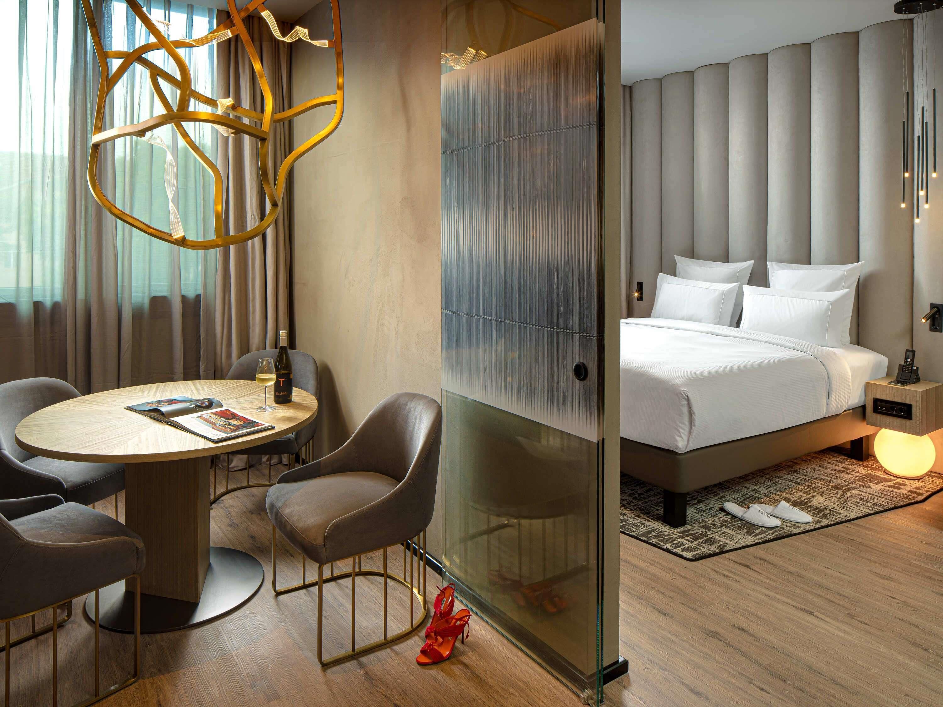 Hypo-allergenic bedding, minibar, in-room safe, blackout curtains