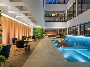 Champagne bar, garden views, open daily - The Emporium Hotel Plovdiv - MGallery Collection (Plovdiv)