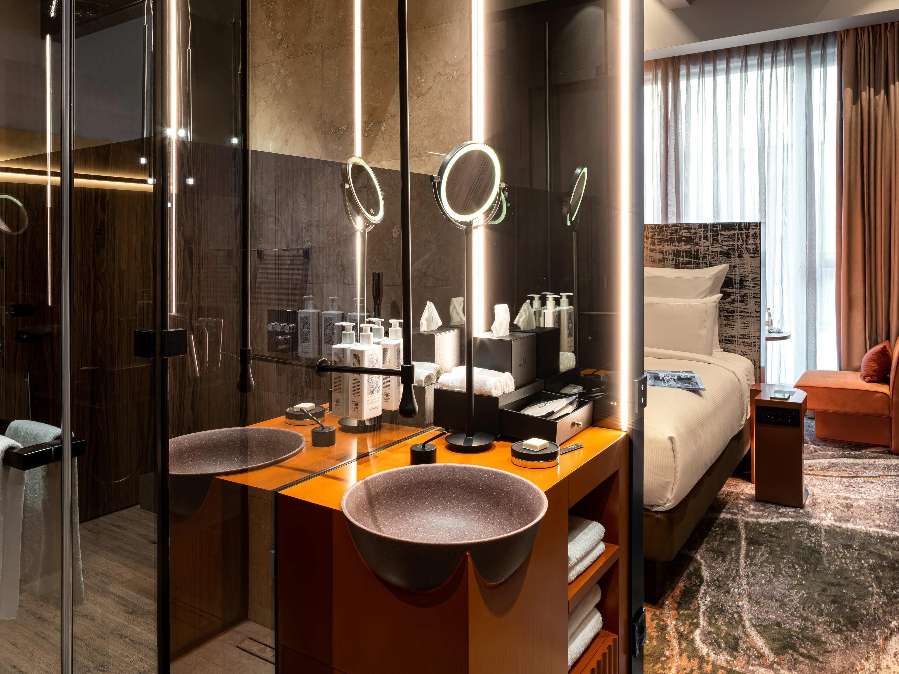 Allergikerbettwaren, Minibar, Zimmersafe, Verdunkelungsvorhänge