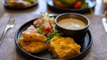 Tägliches großes Frühstück gegen Gebühr