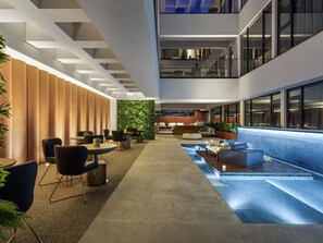 Champagnebar, utsikt mot trädgården, öppet alla dagar