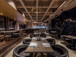 Se ofrece un desayuno completo (25 EUR por persona)