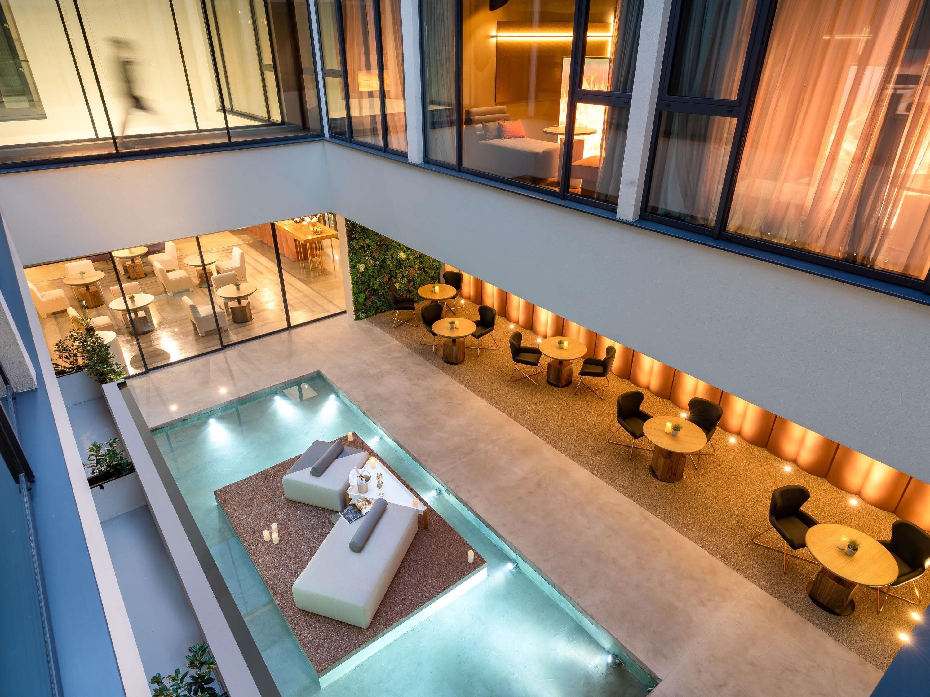 Bar à champagne, vue sur le jardin, ouvert tous les jours