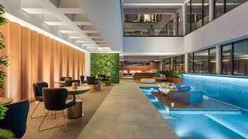 Bar de champagne, con vista al jardín, abre todos los días