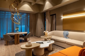 Een moderne woonkamer met een houten eettafel, een bank en een salontafel.