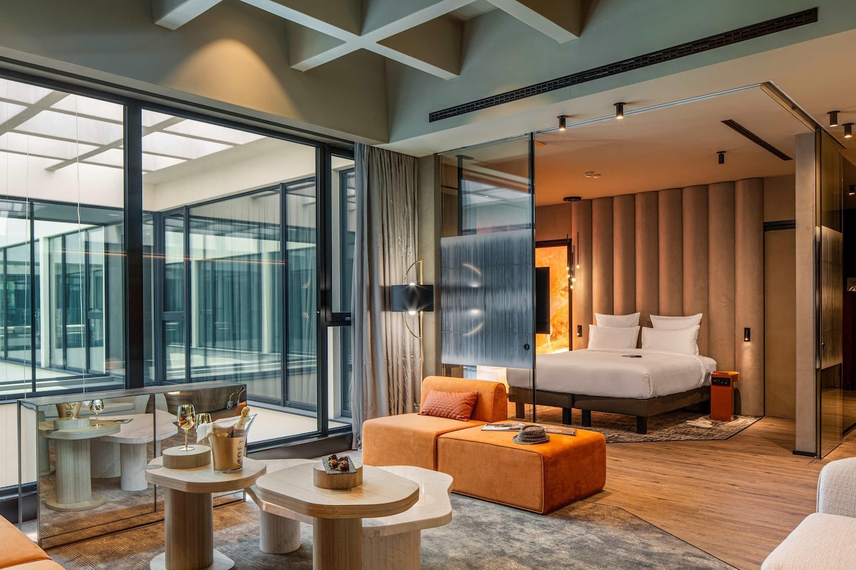 Suite exécutive, 1 très grand lit (Philippopolis) | Literie hypoallergénique, minibar, coffre-fort