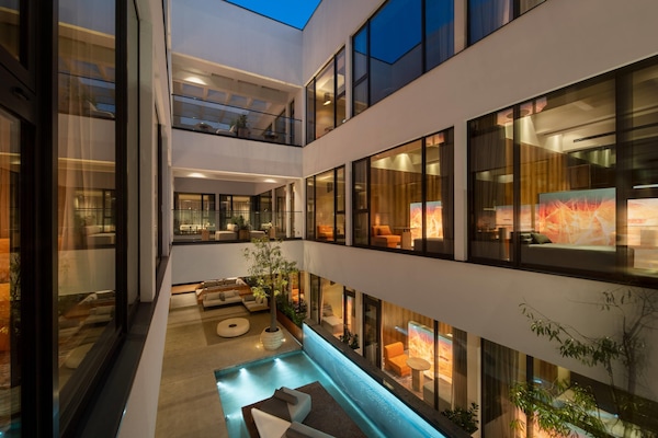 Bar de champanhe, vistas para o jardim, aberto todos os dias