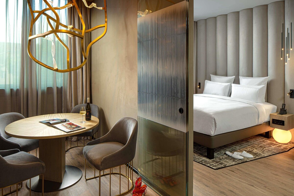 Suite Deluxe, 1 cama de matrimonio grande, balcón | Ropa de cama hipoalergénica, minibar, caja fuerte y cortinas opacas