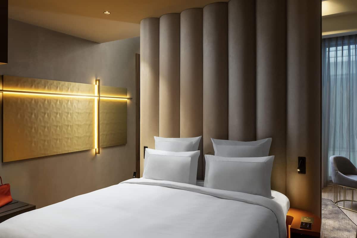 Suite Deluxe, 1 cama de matrimonio grande | Ropa de cama hipoalergénica, minibar, caja fuerte y cortinas opacas