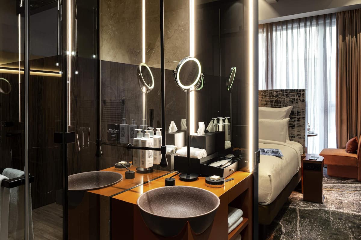 Superior Room, 1 King Bed, Balcony | Hypo-allergenic bedding, minibar, in-room safe, blackout drapes