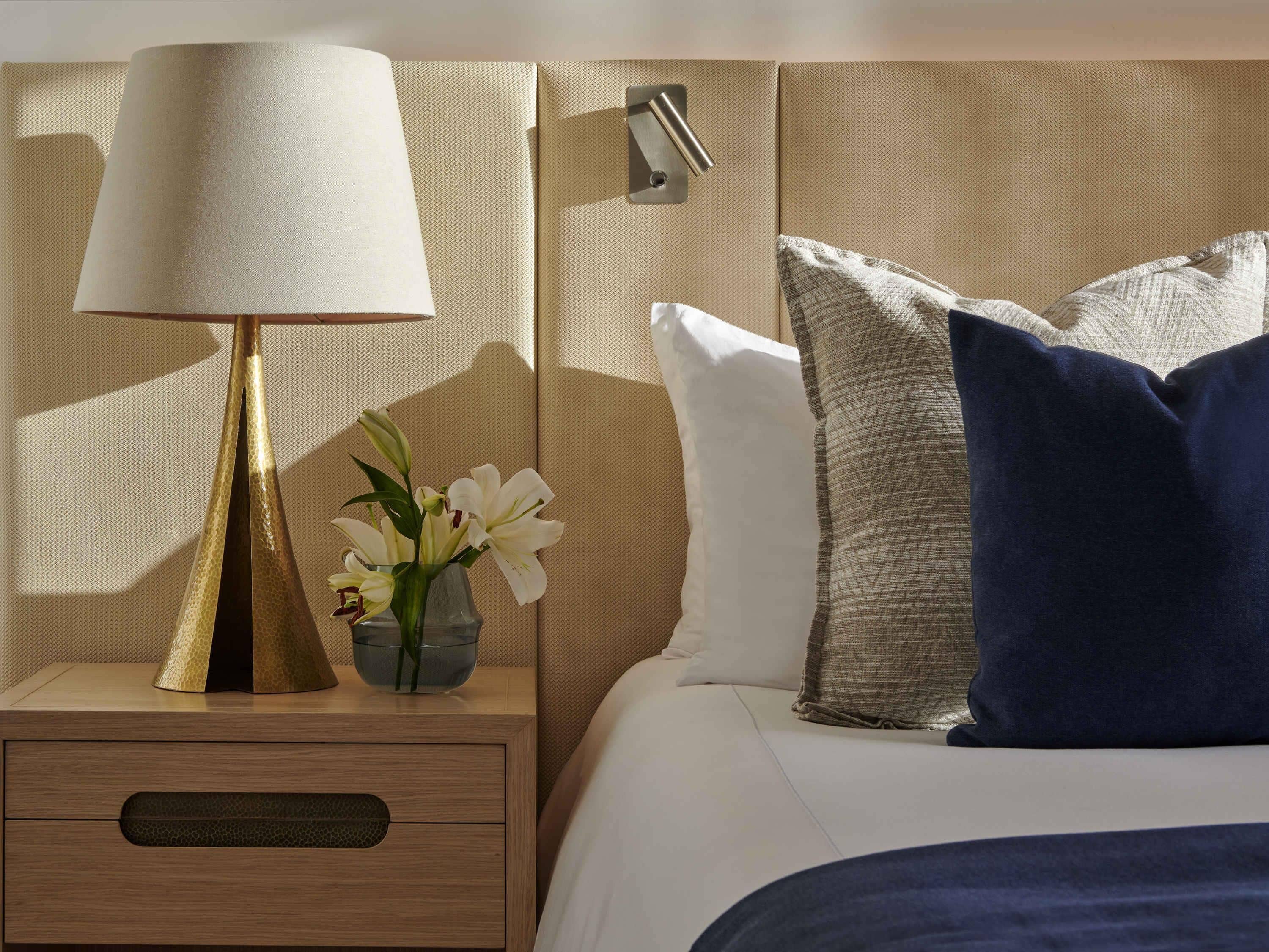 Roupas de cama premium, camas com colchões pillow-top, frigobar