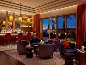 Bar de cocteles, con vista al mar, abre todos los días 